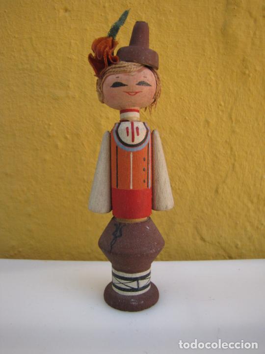 Mu&ntilde;ecas modernas: 4.- Mu&ntilde;eca de madera centroeuropa. Pintado a mano - Foto 1