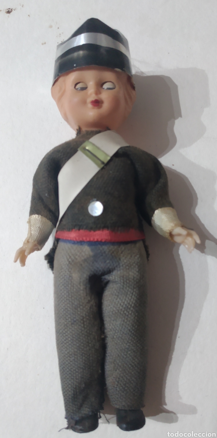 Mu&ntilde;ecas modernas: Antigua mu&ntilde;eca policia. - Foto 1
