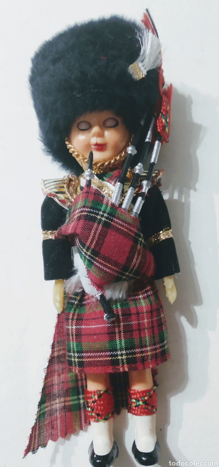 Mu&ntilde;ecas modernas: Antigua mu&ntilde;eca guardia escocesa. - Foto 1