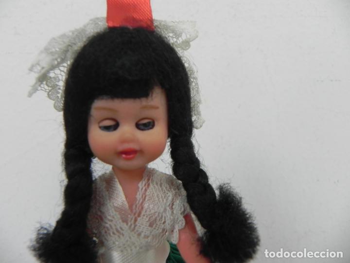 Mu&ntilde;ecas modernas: PEQUE&Ntilde;A MU&Ntilde;ECA (SOUVENIR DE BRUSELAS) - Foto 2