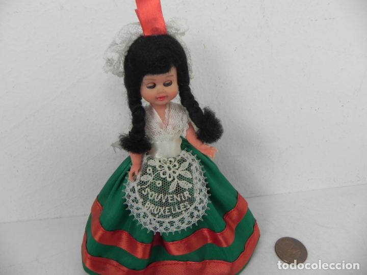 Mu&ntilde;ecas modernas: PEQUE&Ntilde;A MU&Ntilde;ECA (SOUVENIR DE BRUSELAS) - Foto 3