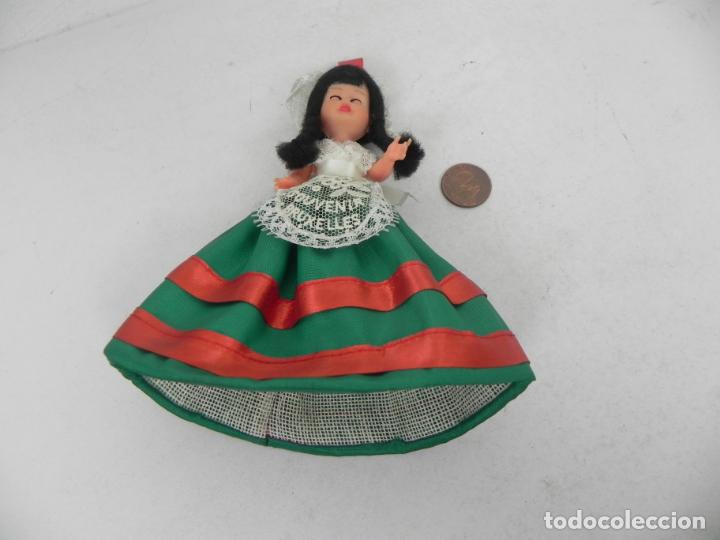 Mu&ntilde;ecas modernas: PEQUE&Ntilde;A MU&Ntilde;ECA (SOUVENIR DE BRUSELAS) - Foto 4