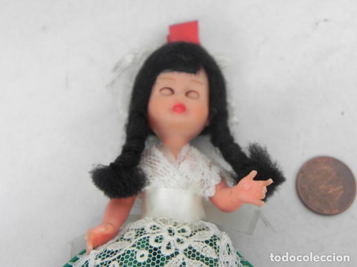Mu&ntilde;ecas modernas: PEQUE&Ntilde;A MU&Ntilde;ECA (SOUVENIR DE BRUSELAS) - Foto 5