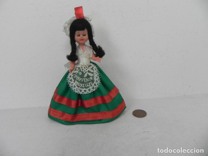 Mu&ntilde;ecas modernas: PEQUE&Ntilde;A MU&Ntilde;ECA (SOUVENIR DE BRUSELAS) - Foto 1