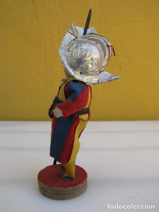 Mu&ntilde;ecas modernas: 16.- Guardia Suizo. Pl&aacute;stico - Foto 2