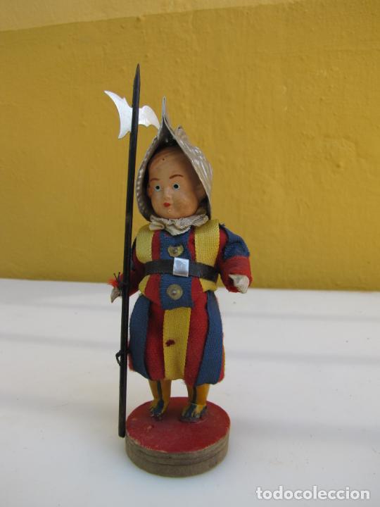 Mu&ntilde;ecas modernas: 16.- Guardia Suizo. Pl&aacute;stico - Foto 1