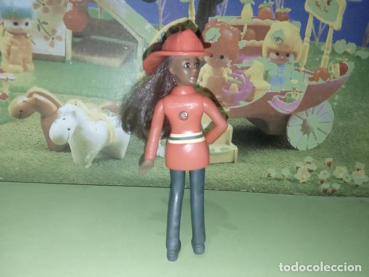 Mu&ntilde;ecas modernas: Mu&ntilde;eca barbie bombera McDonalds - Foto 3