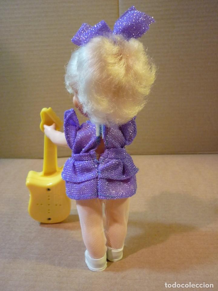 Mu&ntilde;ecas modernas: MU&Ntilde;ECA CON MICROFONO Y GUITARRA - Foto 3