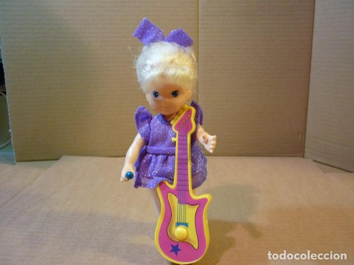 Mu&ntilde;ecas modernas: MU&Ntilde;ECA CON MICROFONO Y GUITARRA - Foto 4