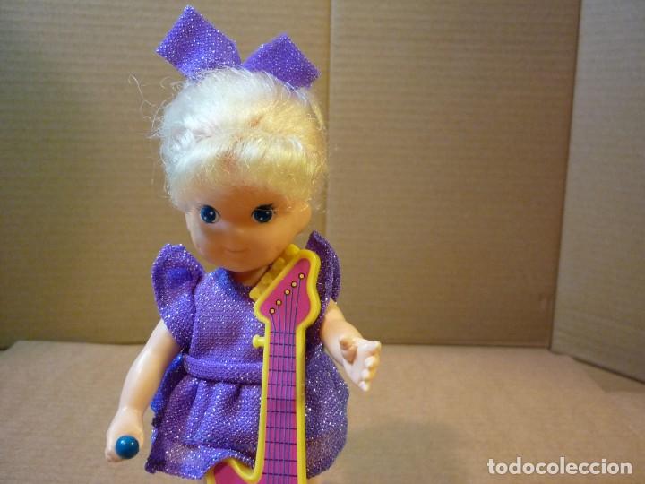 Mu&ntilde;ecas modernas: MU&Ntilde;ECA CON MICROFONO Y GUITARRA - Foto 5