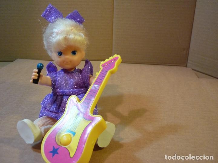 Mu&ntilde;ecas modernas: MU&Ntilde;ECA CON MICROFONO Y GUITARRA - Foto 6