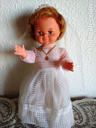 Mu&ntilde;ecas modernas: ANTIG&Uuml;A MU&Ntilde;ECA EN PLASTICO VESTIDA DE COMUNI&Oacute;N - Foto 1
