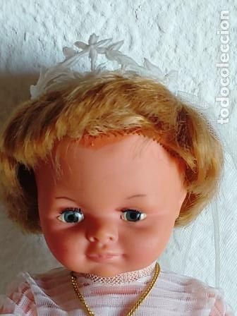 Mu&ntilde;ecas modernas: ANTIG&Uuml;A MU&Ntilde;ECA EN PLASTICO VESTIDA DE COMUNI&Oacute;N - Foto 2