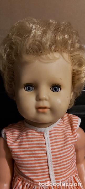 Mu&ntilde;ecas modernas: Mu&ntilde;eca extranjera de pl&aacute;stico duro - Foto 2
