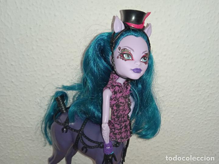 Mu&ntilde;ecas modernas: Mu&ntilde;eca Monster high avea trotter centauro - Foto 12