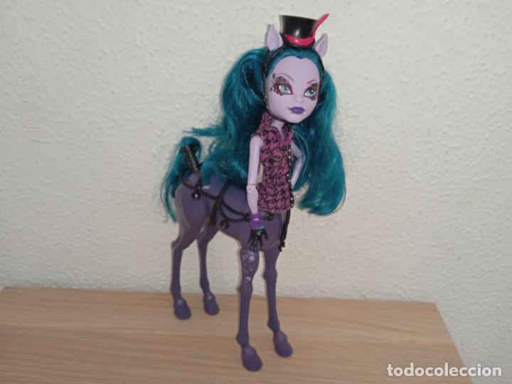 Mu&ntilde;ecas modernas: Mu&ntilde;eca Monster high avea trotter centauro - Foto 13