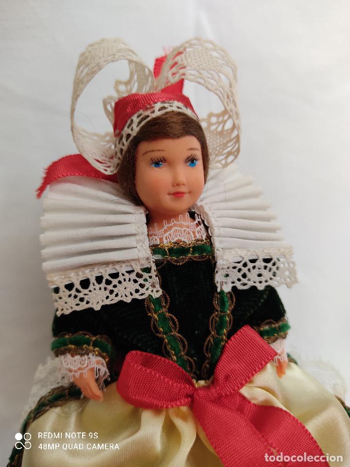 Mu&ntilde;ecas modernas: Antigua mu&ntilde;eca regional de celuloide - Foto 1