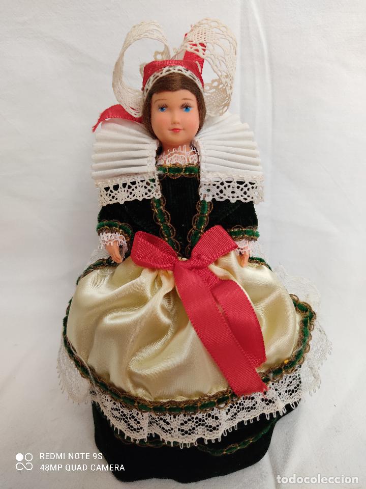Mu&ntilde;ecas modernas: Antigua mu&ntilde;eca regional de celuloide - Foto 3
