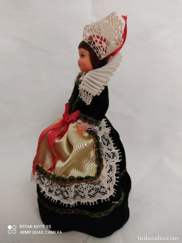Mu&ntilde;ecas modernas: Antigua mu&ntilde;eca regional de celuloide - Foto 5