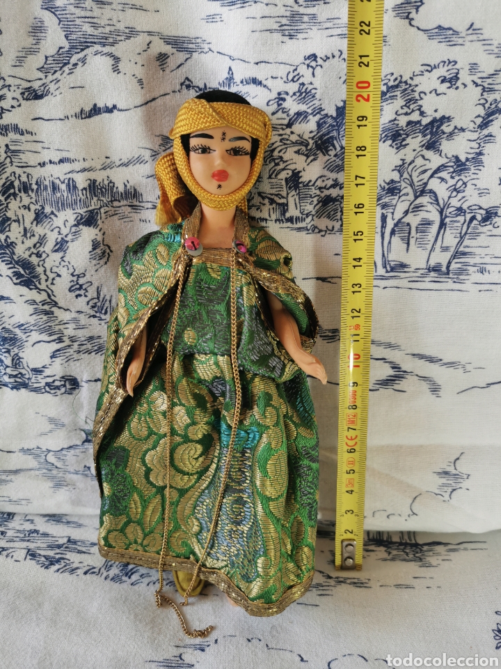 Mu&ntilde;ecas modernas: Antigua mu&ntilde;eca con traje oriental - Foto 1