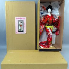 Muñecas Modernas: MUÑECA JAPONESA GEISHA MAKOTO DOLL MADE IN JAPAN CON VITRINA ESPOSITOR NUEVA. Lote 270894823