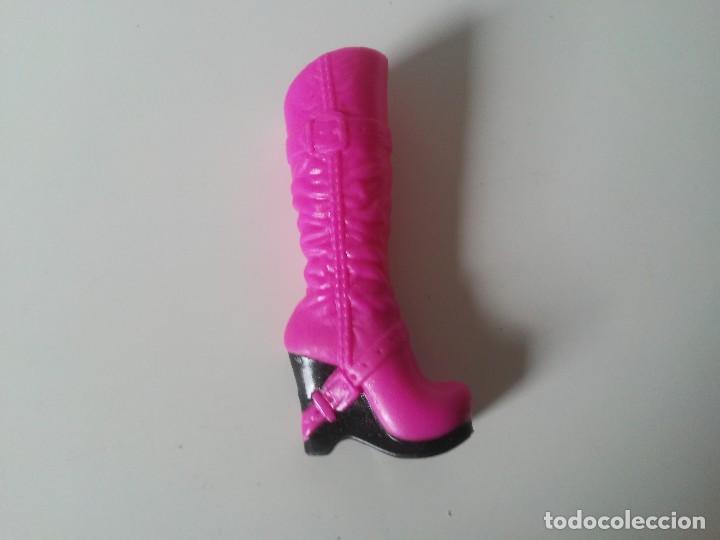 Mu&ntilde;ecas modernas: Bota rosa Mu&ntilde;eca Bratz Catz Cloe - Foto 2