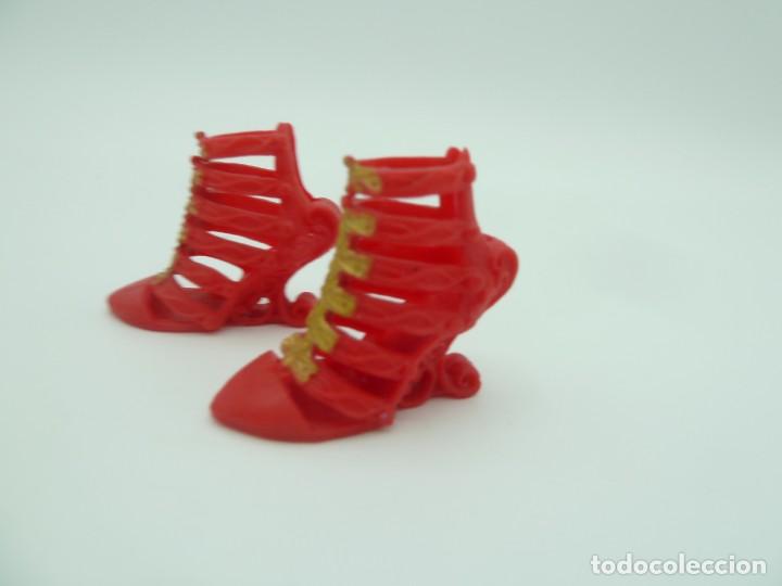 Mu&ntilde;ecas modernas: Zapatos Monster High ? - Foto 1