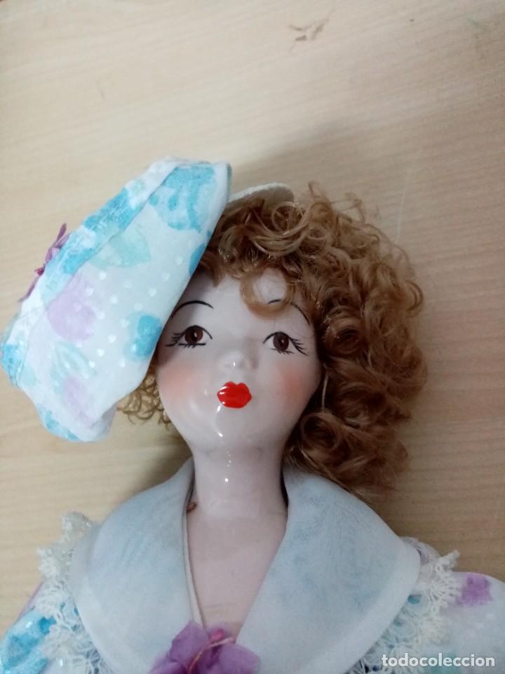 Mu&ntilde;ecas modernas: Mu&ntilde;eca de porcelana y tela - Foto 1