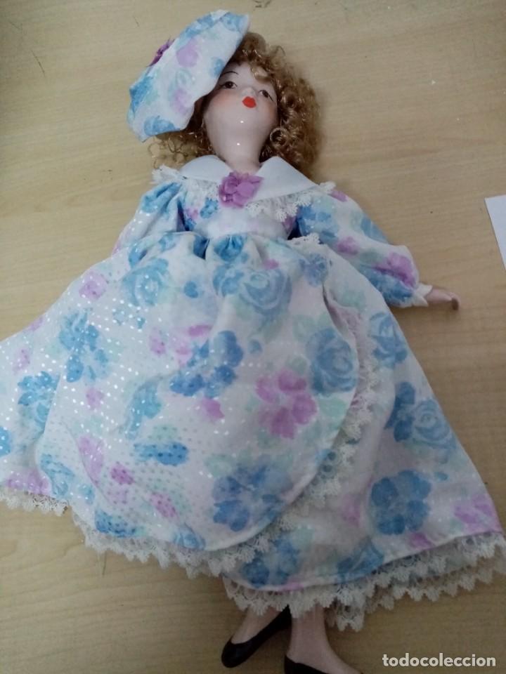 Mu&ntilde;ecas modernas: Mu&ntilde;eca de porcelana y tela - Foto 2