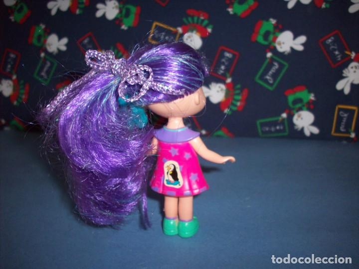 Mu&ntilde;ecas modernas: mu&ntilde;eca con pelo morado y con dos pegatinas - Foto 2