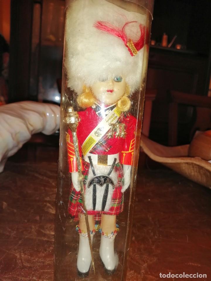 Mu&ntilde;ecas modernas: Mu&ntilde;eca de la guardia real de Escocia - Foto 1