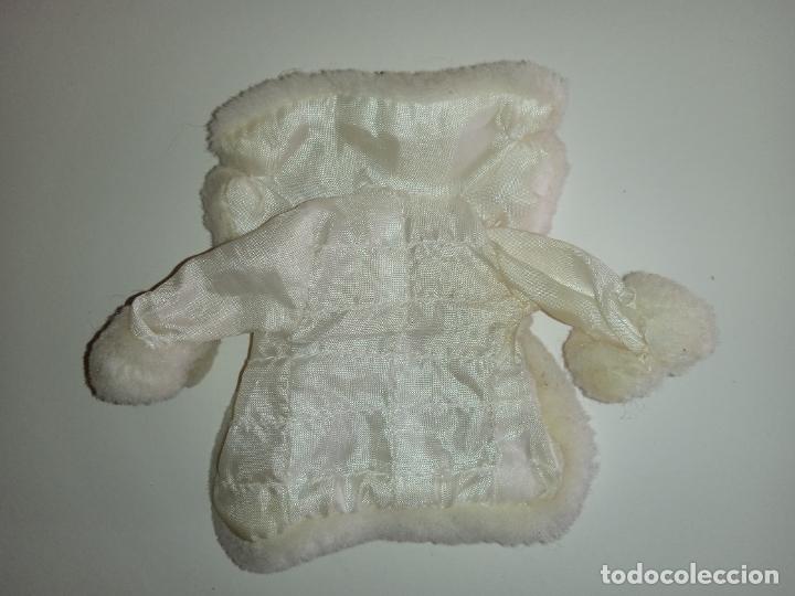 Mu&ntilde;ecas modernas: Abrigo chaquet&oacute;n de mu&ntilde;eca Bratz - Foto 3