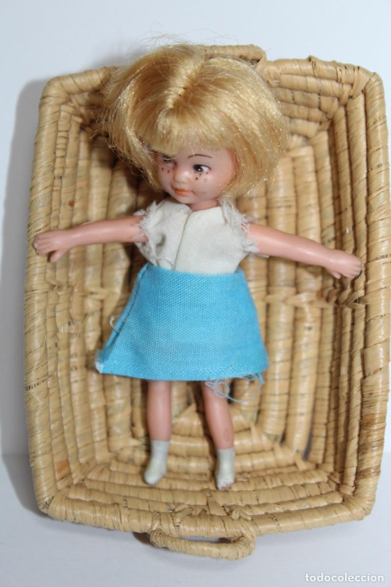 Mu&ntilde;ecas modernas: ANTIGUA MU&Ntilde;ECA PERFEKATA CON CESTITO - MIDE 9 CMS - Foto 1