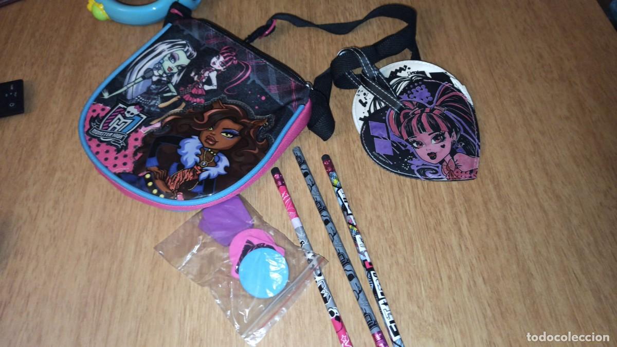 Mu&ntilde;ecas modernas: Bolso con complementos Monster High - Foto 1