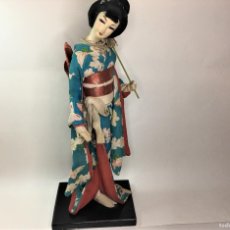 Muñecas Modernas: MUÑECA GEISHA JAPONESA EN PEANA DE MADERA