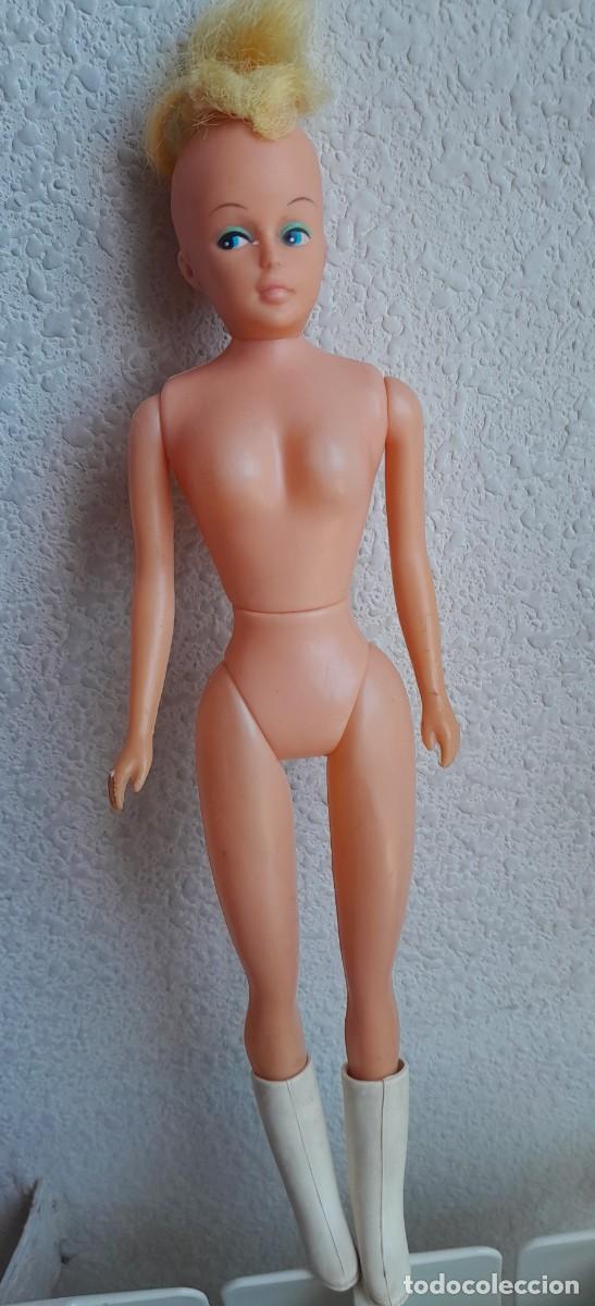 Mu&ntilde;ecas modernas: Mu&ntilde;eca estilo barbie con botas como accesorio mide 30 cm - Foto 1