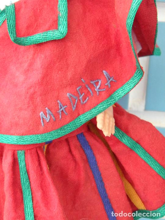 Mu&ntilde;ecas modernas: Antigua mu&ntilde;eca regional de Madeira de celuloide - Foto 3