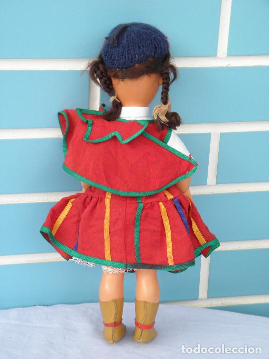 Mu&ntilde;ecas modernas: Antigua mu&ntilde;eca regional de Madeira de celuloide - Foto 4