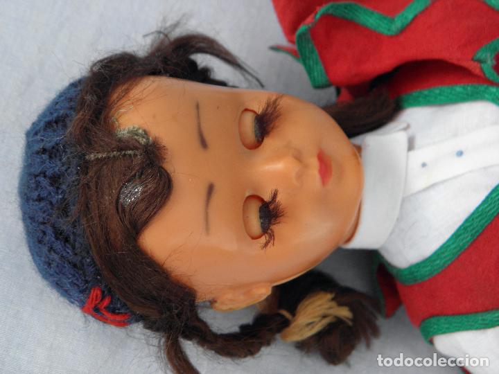 Mu&ntilde;ecas modernas: Antigua mu&ntilde;eca regional de Madeira de celuloide - Foto 5