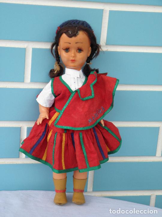 Mu&ntilde;ecas modernas: Antigua mu&ntilde;eca regional de Madeira de celuloide - Foto 1