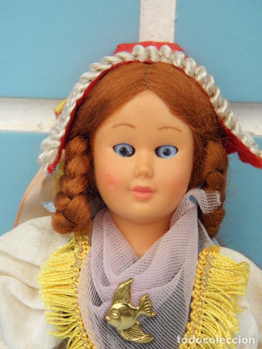 Mu&ntilde;ecas modernas: Antigua mu&ntilde;eca regional Suiza Ema de celuloide - Foto 2