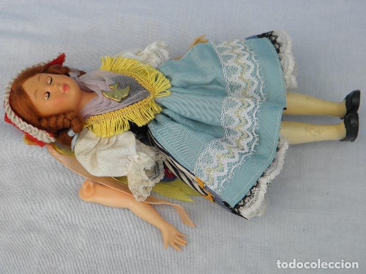 Mu&ntilde;ecas modernas: Antigua mu&ntilde;eca regional Suiza Ema de celuloide - Foto 4