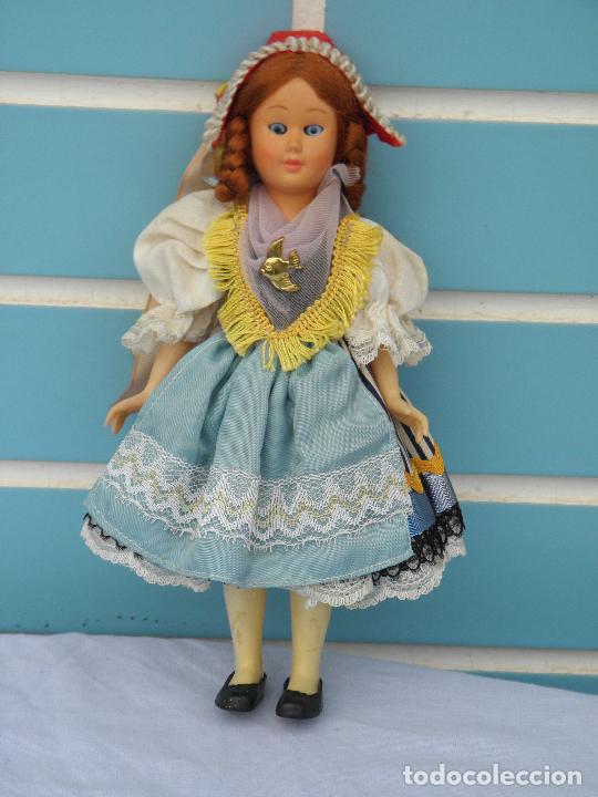 Mu&ntilde;ecas modernas: Antigua mu&ntilde;eca regional Suiza Ema de celuloide - Foto 1