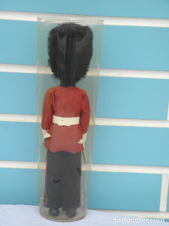 Mu&ntilde;ecas modernas: Antiguo mu&ntilde;eco soldado de Buckingham Palace de celuloide - Foto 3