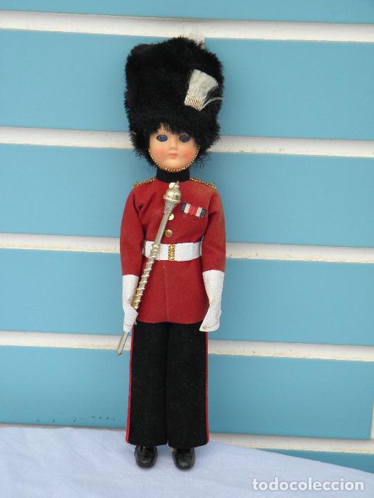 Mu&ntilde;ecas modernas: Antiguo mu&ntilde;eco soldado de Buckingham Palace de celuloide - Foto 4
