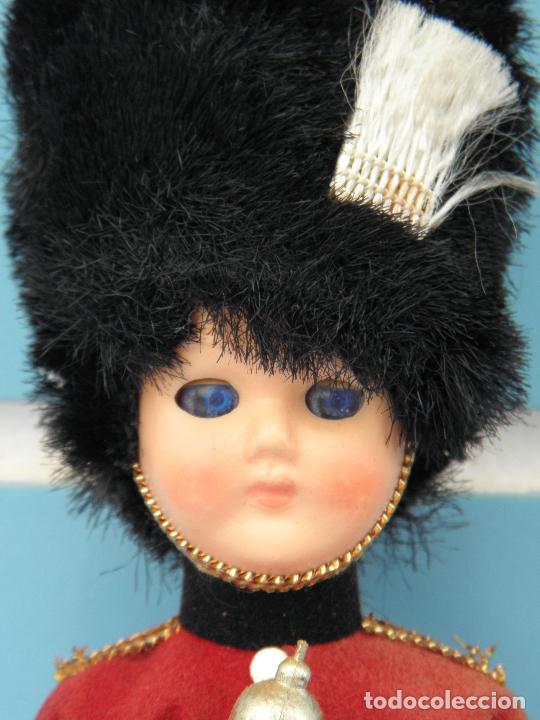 Mu&ntilde;ecas modernas: Antiguo mu&ntilde;eco soldado de Buckingham Palace de celuloide - Foto 5