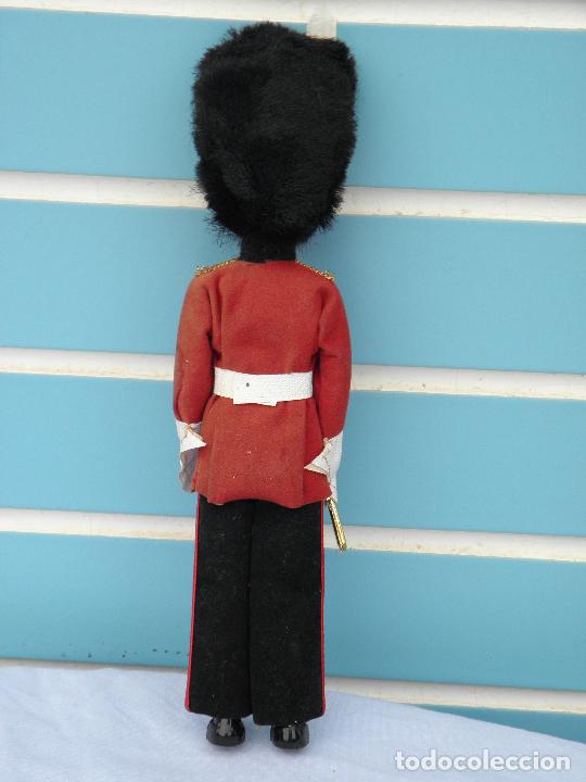 Mu&ntilde;ecas modernas: Antiguo mu&ntilde;eco soldado de Buckingham Palace de celuloide - Foto 6