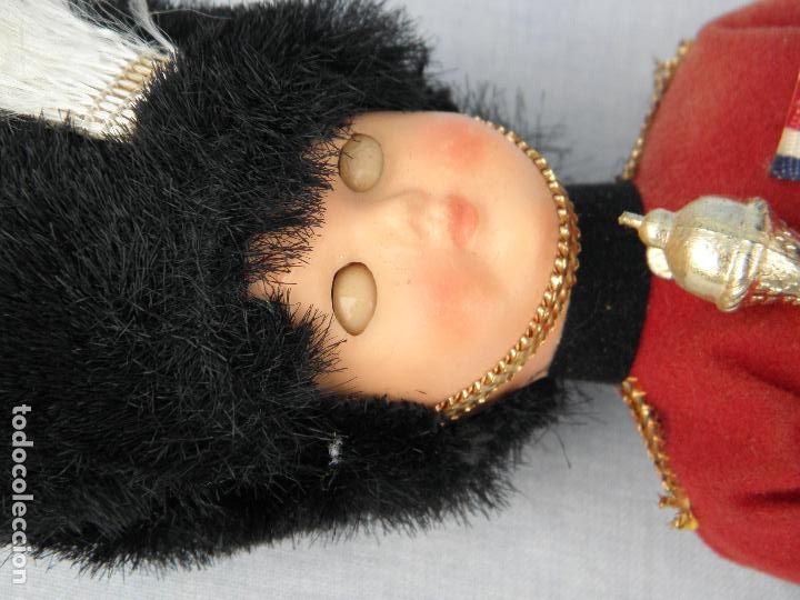 Mu&ntilde;ecas modernas: Antiguo mu&ntilde;eco soldado de Buckingham Palace de celuloide - Foto 7