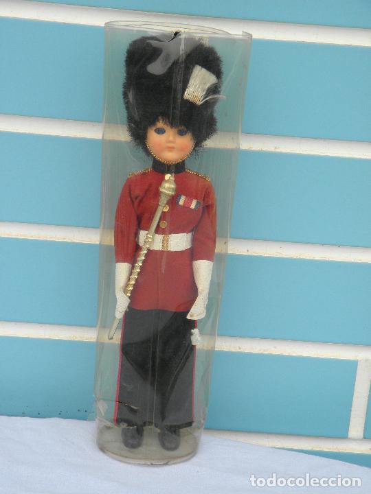 Mu&ntilde;ecas modernas: Antiguo mu&ntilde;eco soldado de Buckingham Palace de celuloide - Foto 1