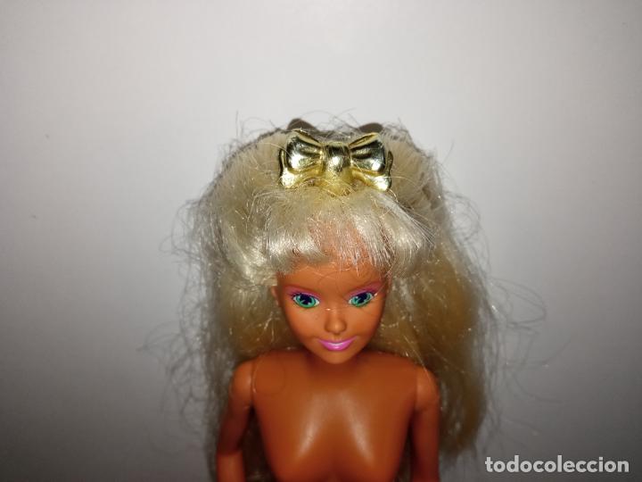 Mu&ntilde;ecas modernas: Mu&ntilde;eca Sindy de hasbro luz y color - Foto 2